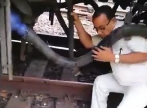 死ぬほど危ない。作業員が修理している最中の電車が動き出してしまったら(((ﾟДﾟ)))