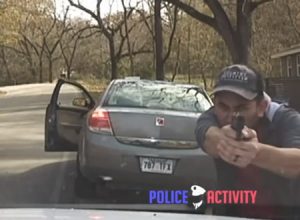 アメリカやべえ。超至近距離で撃ち合うダッシュカム映像が公開される。