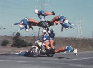 70年代の警視庁白バイ隊がすごいｗｗｗ色々緩かった時代の日本ほんとおもろい。