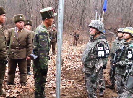 歴史的瞬間。韓国と北朝鮮の兵隊さんが軍事境界線でにこやかに握手をする。