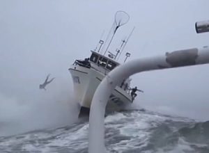 大きな波に挑んで大変な事になっている船の映像集。3番はめちゃくちゃ痛いだろ。