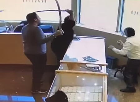 拳銃で武装した宝石店強盗団に剣で応戦した店員たちの映像。ミシサガ（カナダ）