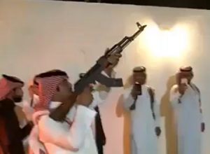 くっそ怖い。AK-47の空撃ちで直ぐ隣の仲間を撃ち抜きかけた衝撃の映像。