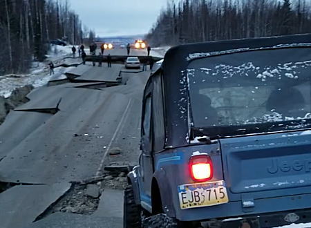 アラスカ大地震で完全に破壊された道路もジープなら安心。AMCジープCJ-7