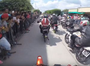 フェンスと観客が近すぎる！コロンビアの公道バイクレースがあつい。ヤマハRX115