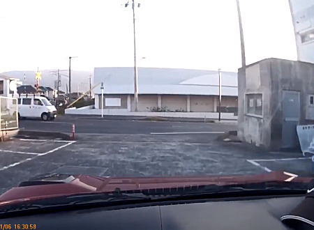 これで正常。市営駐車場出口の段差でエアバッグが作動するコペンの動画が話題に。