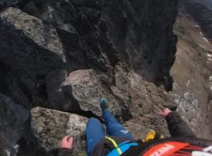 登山でヒヤヒヤ。とんでもなく細くて足場の悪い岩山の尾根を歩く映像。