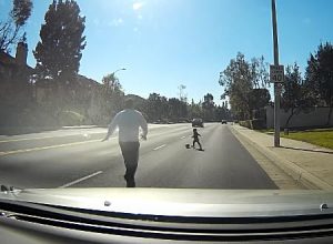 これは最上級のGJ動画。幼児の命を救ったこのドライバーさんが素晴らしすぎる。