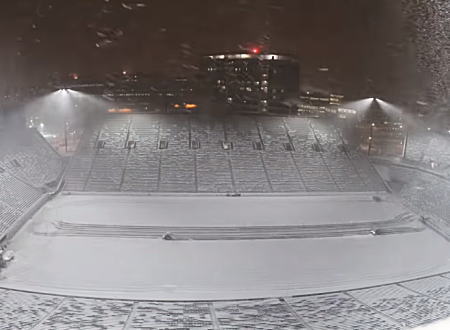 なんという苦労。雪国のスタジアムで夜通し行われる除雪作業の映像。