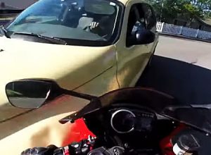 老人運転の車に転倒されたGSX-R1000乗りによる怒りの反撃。バイク用グローブ強いな。