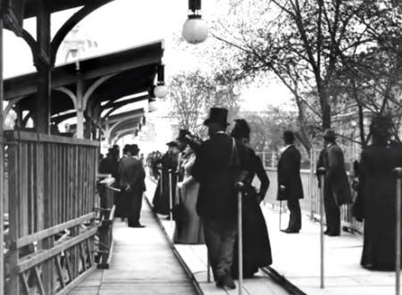 フランスには100年以上前に動く歩道があった。1890年代後半のパリを撮影したビデオが人気に。