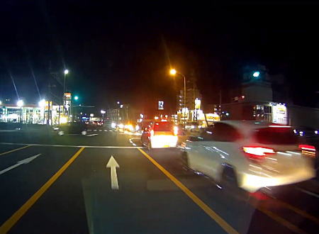 沖縄県で撮影された観光ドライバーとの事故。あの右折車はどこから現れた？？