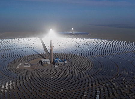 中国に新しく完成した100MWタワー式太陽熱発電がSF映画っぽい。