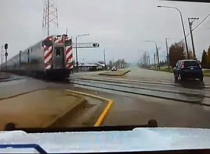 ぎゃあああ怖い。踏み切りが故障するととんでもなく恐ろしい事になる車載。