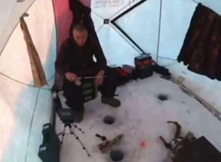 じわじわ笑えるｗｗｗ氷穴釣りでタックル一式を失ってしまった悲しい釣り人の映像。