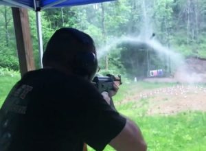 AKバリア。雨の中で自動小銃を連射すると面白い現象が起きる。AK-47