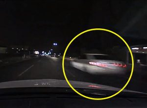 4人が亡くなった三重県津市のベンツとタクシー衝突事故の瞬間の映像が投稿される。