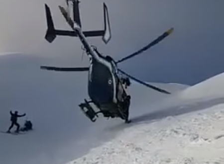 信じられない操縦技術で負傷したスキーヤーを救う山岳救助ヘリコプターの映像。