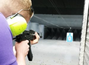 おっそろしい。1発づつ撃つはずのAk-47がいきなりフルオートになったら。