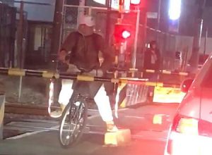 踏み切り内で立ち往生してるのにかっこつけてる男の映像が話題に。電車が緊急停止して逃げる。