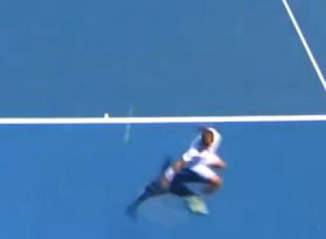 なんだその超反応。テニスの全豪オープンでミラクルショットが生まれる。