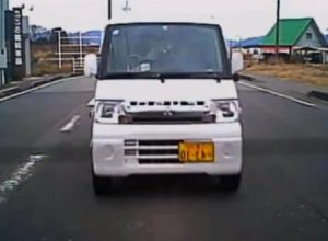 高齢者運転の事故。三重県津市でノーブレーキの軽バンに突っ込まれた事故の車載。