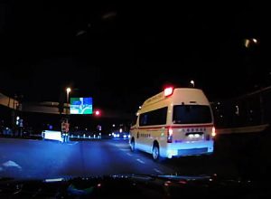 サイレンを鳴らした救急車が来ているのに誰も止まらない埼玉の国道16号線が話題に。