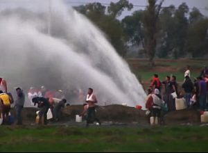 メキシコでパイプラインからガソリンを盗んでいた人たちが爆発に巻き込まれて73人が亡くなる。
