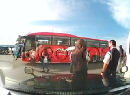 大型バスの死角。北海道で起きた観光バスに女性が踏まれた事故の映像。