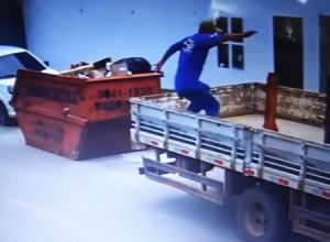 優しい世界。通りすがりのVWに救われたトラックから落ちかけマンの映像。