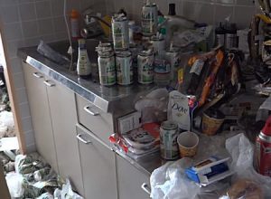 「特殊清掃」孤独死の現場とは。孤独死の起きたワンルームマンションを清掃する業者のリアル映像。