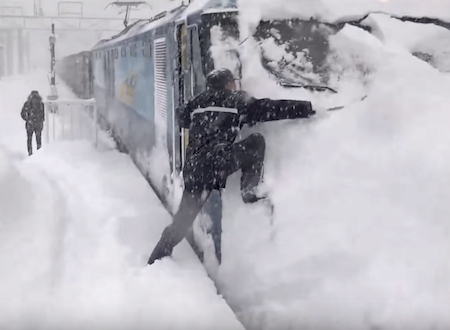 豪雪地を走る上越線の貨物列車がつよい。というか運転士さんが大変すぎる動画。EH200形