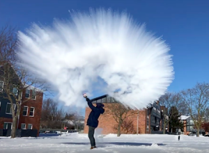 氷点下に熱湯をぶちまける例の動画を撮るには危険がいっぱい。そんな失敗例の映像。