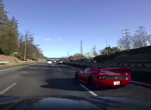 東北道で2台の暴走フェラーリが起こした事故の映像がひどい。モデナvsF50