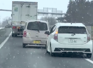 これは逮捕されろ。東北道で軽自動車を煽りまくってるアクアの映像が話題に。