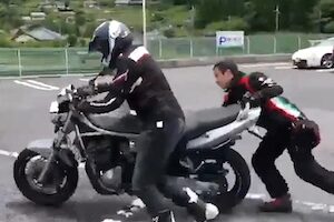 バイクの押しがけ失敗で悲しい事になるビデオｗｗｗ日立市下深荻町セブンにて。