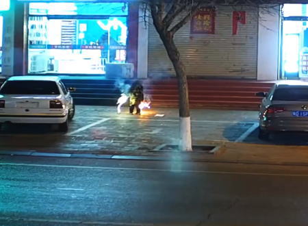 中国でまたマンホール大爆発。少年が花火を突っ込んでズドーン！と爆発させてしまう。