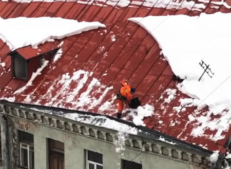 嫌な予感通りの事故。急勾配の屋根の上で雪下ろしをしていた男性が(°_°)