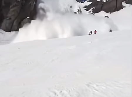 後ろから迫る大きな雪崩。スイスのスキー場で大規模な雪崩が発生し1名が亡くなる。