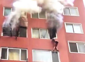 マンション火災で8階の窓の外にしがみ付いていた女性が奇跡的に助けられる。