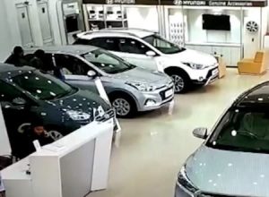 ヒュンダイのディーラーで女性客が展示車を暴走させてガラスを突き破ってしまう。