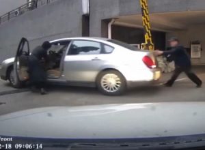 リバースに入れたまま車を降りてしまった女性が自分の車に踏まれてしまう。