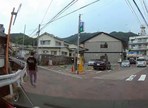狭い道で鬼クラクションのこの運転ってどうなの。これから炎上しそうなドラレコ。