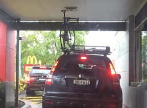 誰か注意してやれｗｗｗ屋根に自転車を乗せたままドライブスルーしようとした車が(´･_･`)