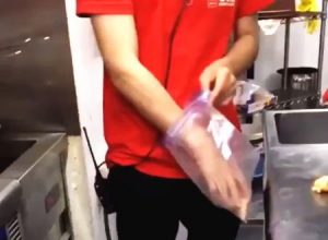 某有名カラオケ店でもバカッター。店員がカラアゲを床に擦り付けてから調理する動画をアップ。