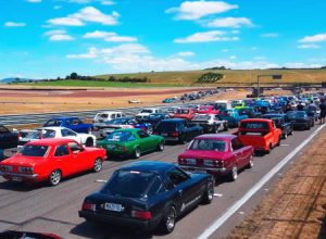 ロータリーエンジン搭載車ばかりが402台も集ったパレードランの映像。ほとんど車種が分からない。