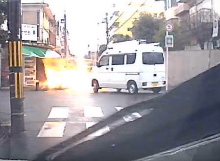 江坂のガス爆発の瞬間を記録したドラレコ動画。驚いた対向車の人が・・・。