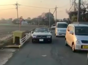 【DQN】逆走抜けに失敗したベンツとトラブルになったという動画が話題に。