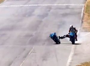 コスタリカのバイクレースでどっちが悪い事故。良かったと思ったのにお馬鹿であぶねえ。
