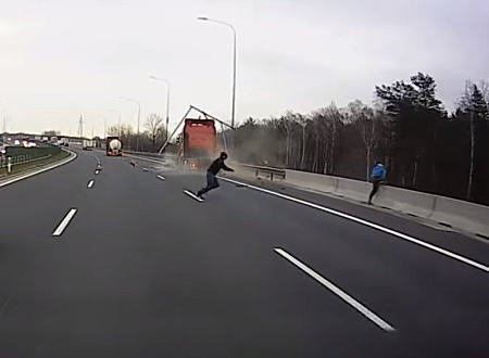 逃げた人すげえ。ポーランドの高速道路で起きた恐ろしい事故のドラレコ動画。
